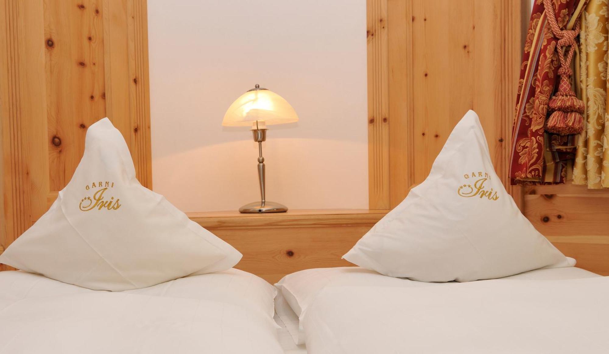Garni Hotel Iris เซลวาดีวัลการ์เดนา ภายนอก รูปภาพ