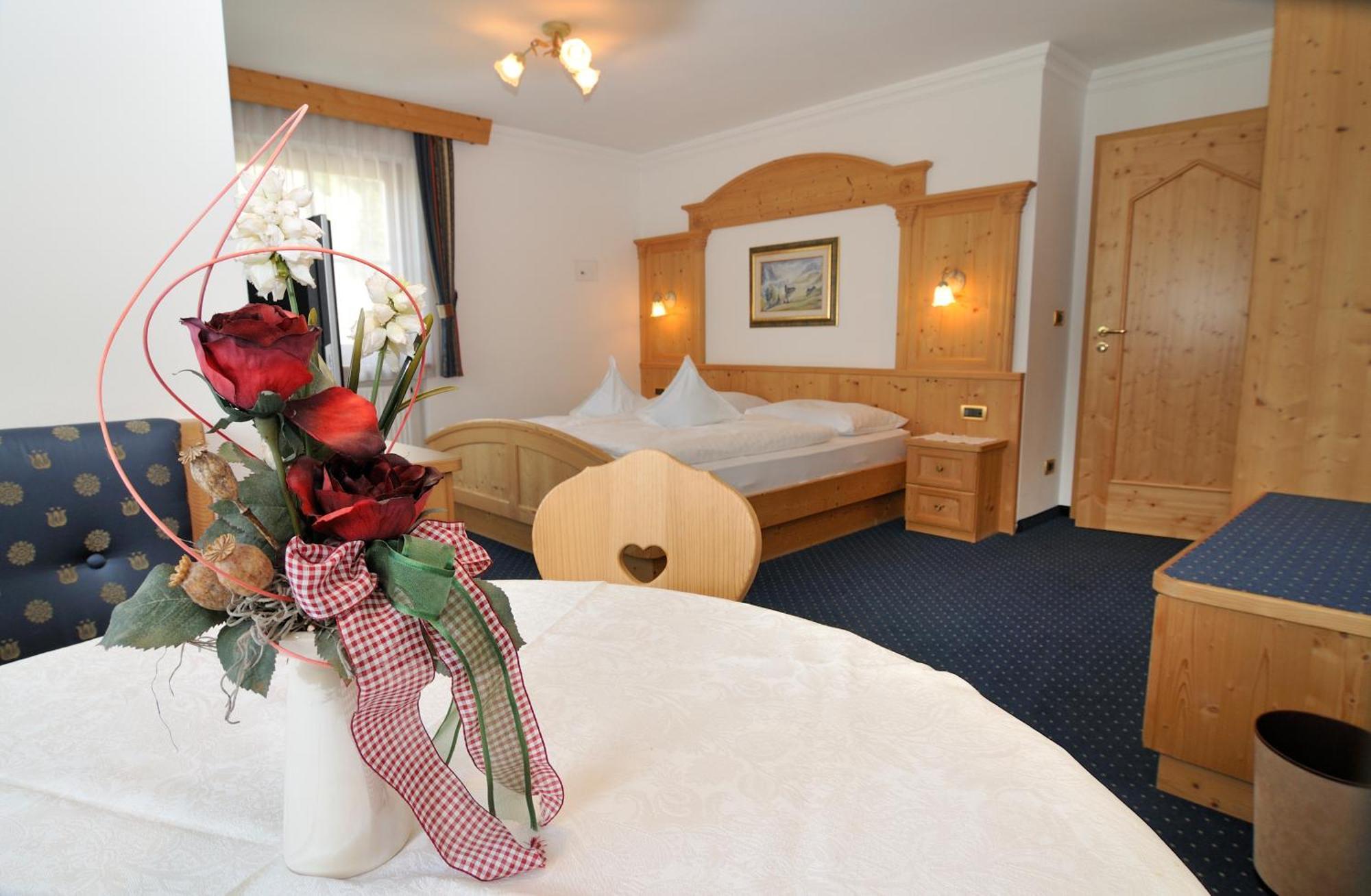 Garni Hotel Iris เซลวาดีวัลการ์เดนา ภายนอก รูปภาพ
