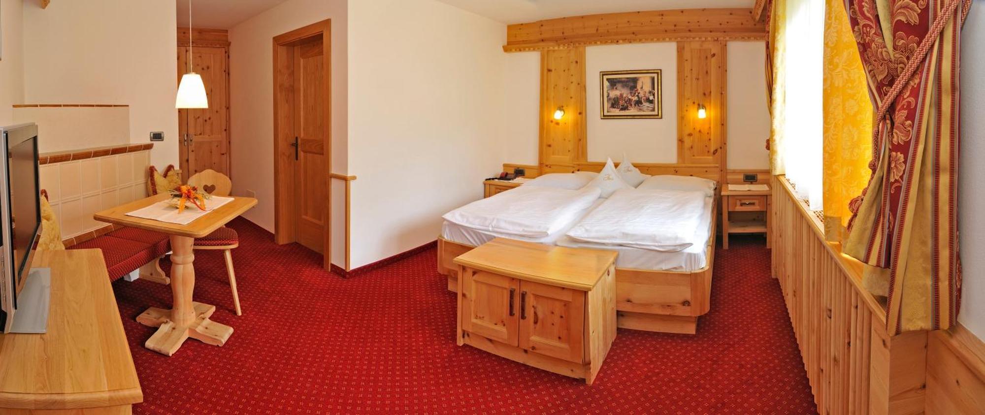 Garni Hotel Iris เซลวาดีวัลการ์เดนา ภายนอก รูปภาพ