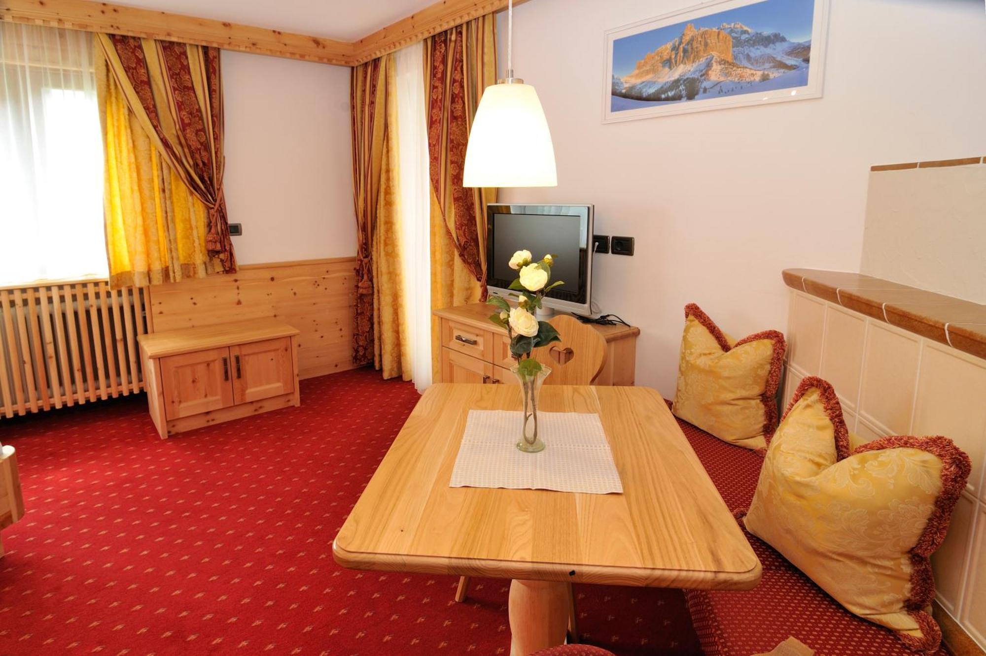 Garni Hotel Iris เซลวาดีวัลการ์เดนา ภายนอก รูปภาพ