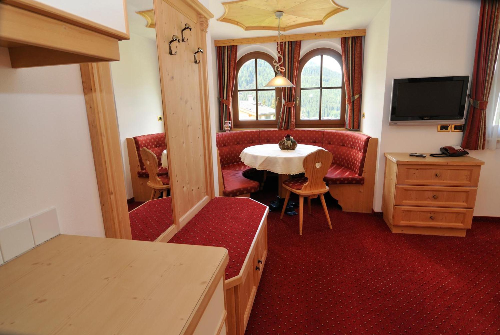 Garni Hotel Iris เซลวาดีวัลการ์เดนา ภายนอก รูปภาพ