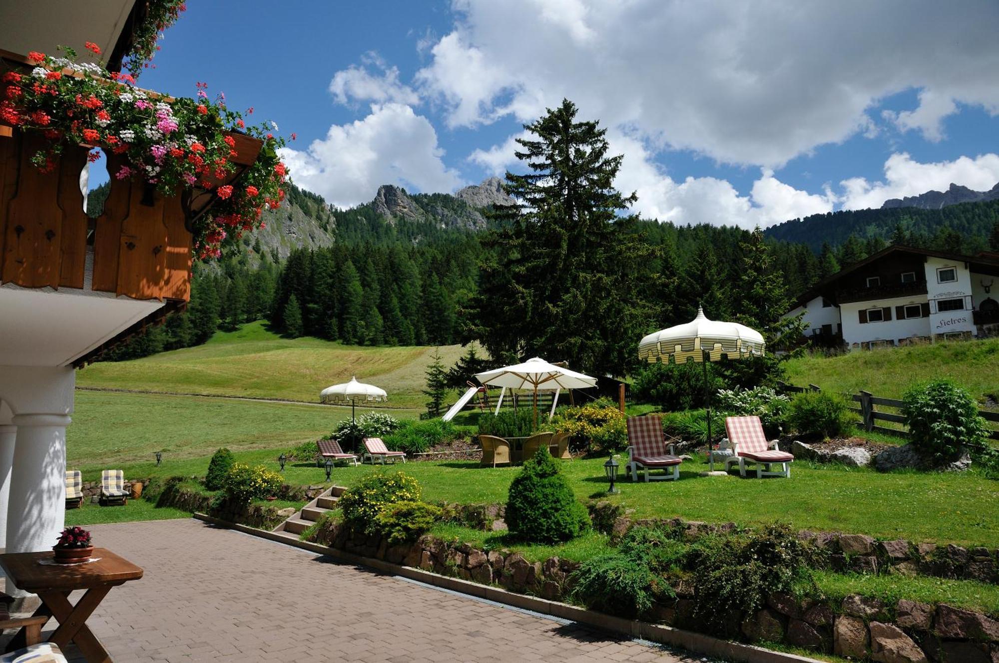 Garni Hotel Iris เซลวาดีวัลการ์เดนา ภายนอก รูปภาพ