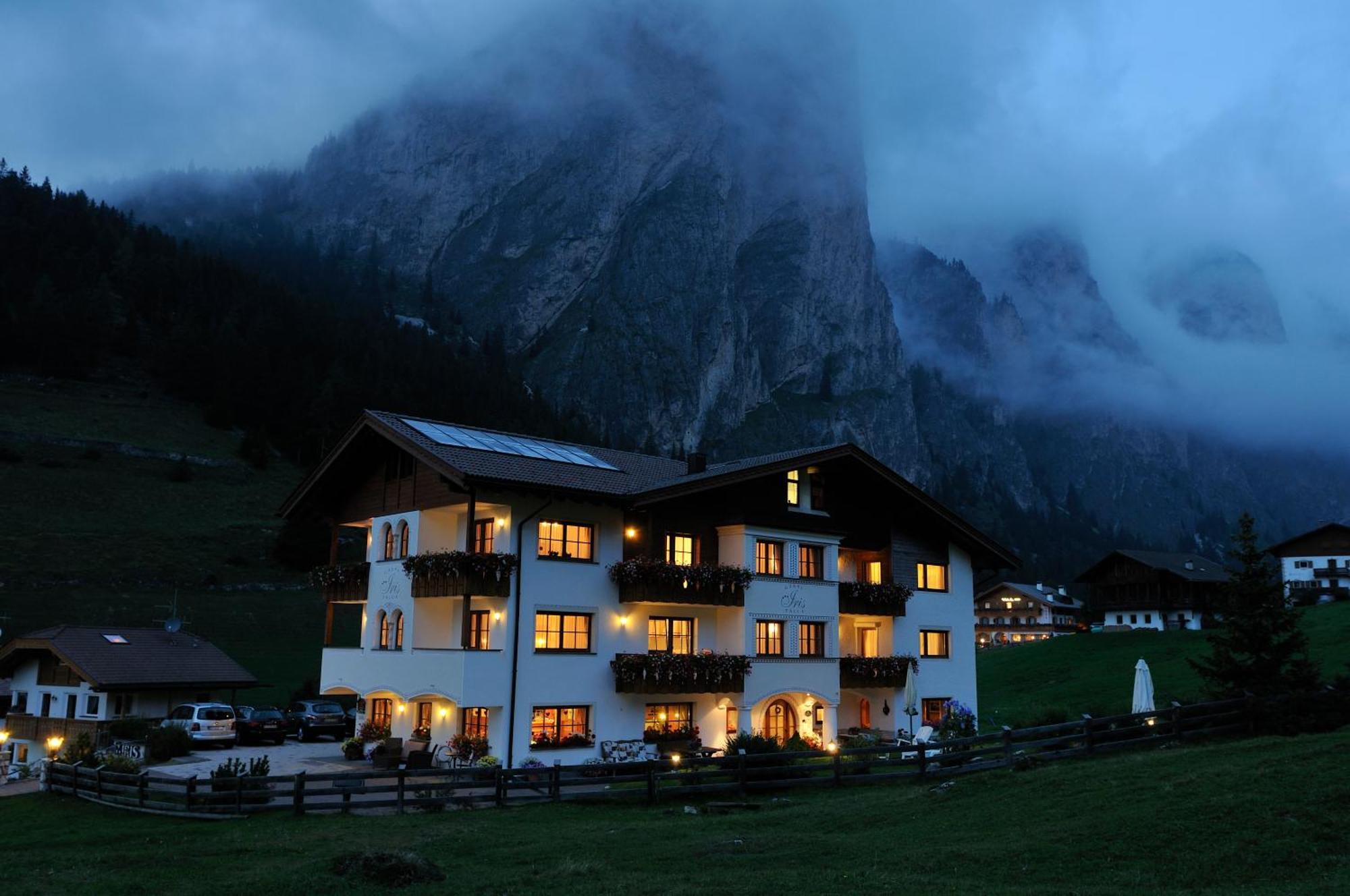 Garni Hotel Iris เซลวาดีวัลการ์เดนา ภายนอก รูปภาพ