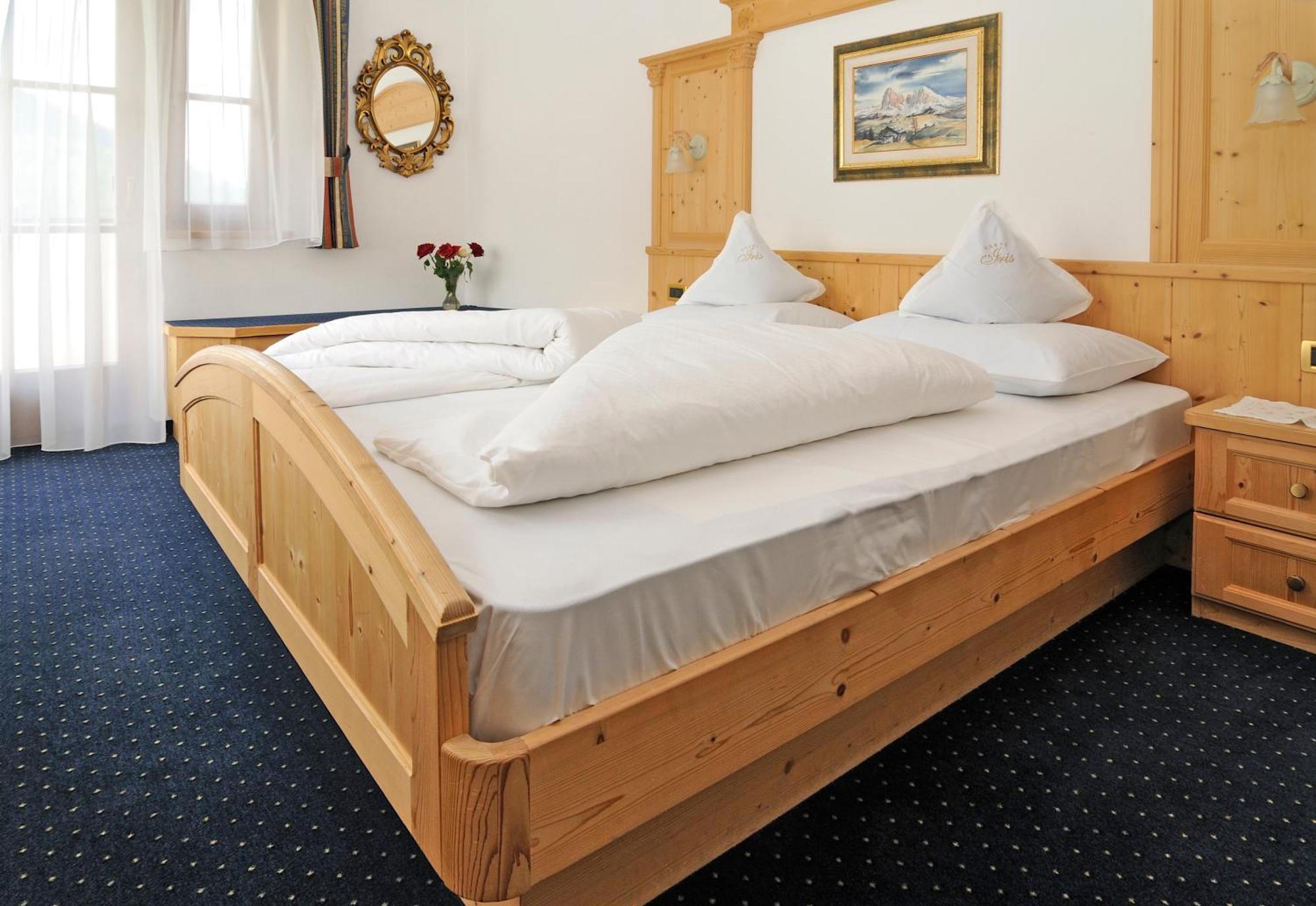 Garni Hotel Iris เซลวาดีวัลการ์เดนา ภายนอก รูปภาพ