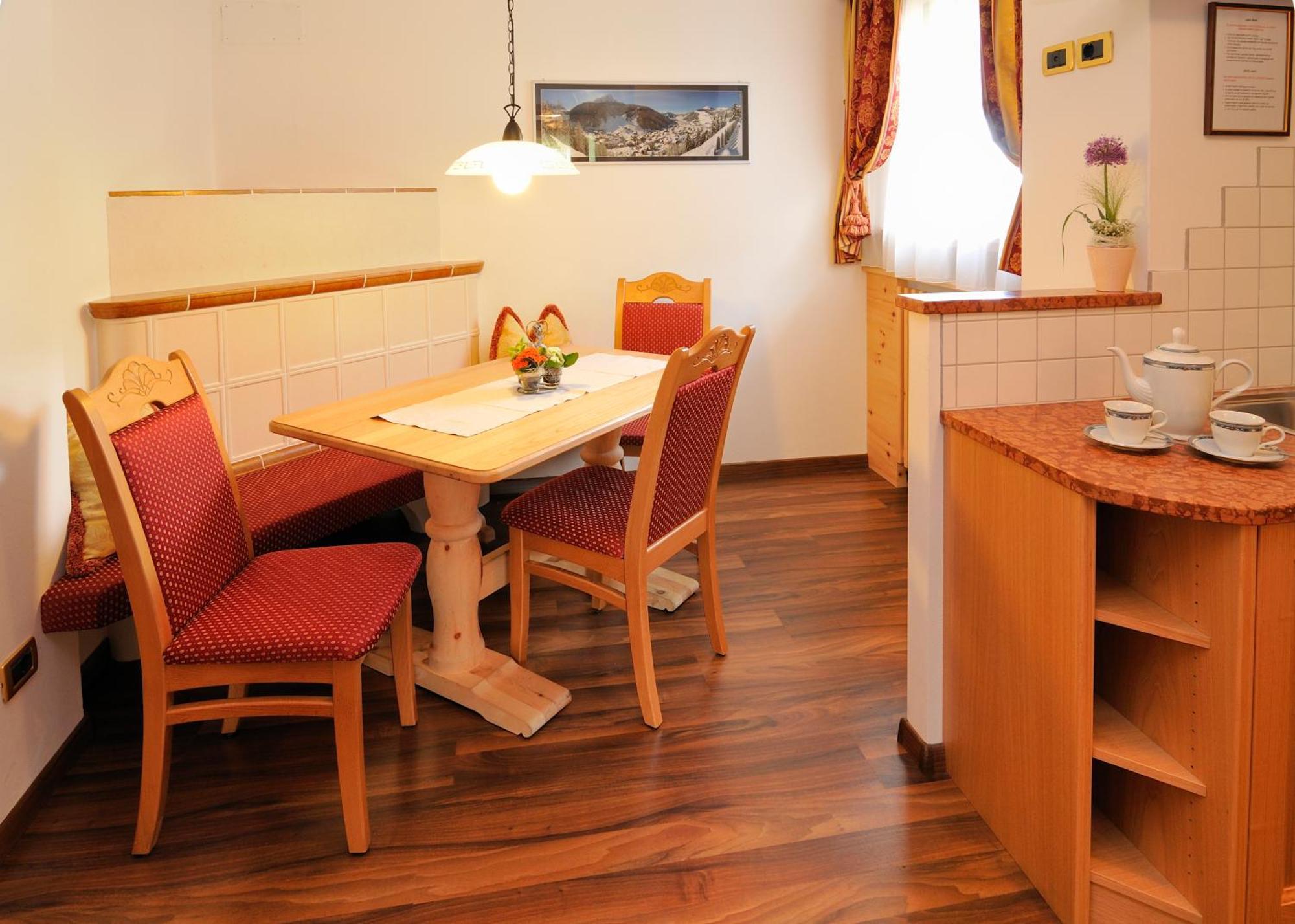 Garni Hotel Iris เซลวาดีวัลการ์เดนา ภายนอก รูปภาพ