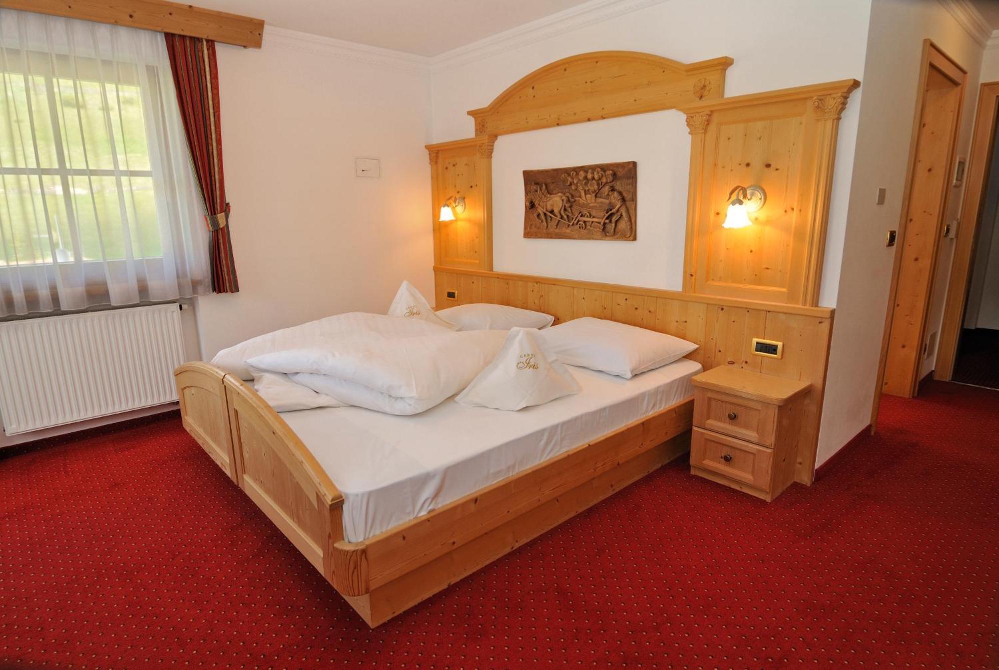 Garni Hotel Iris เซลวาดีวัลการ์เดนา ภายนอก รูปภาพ