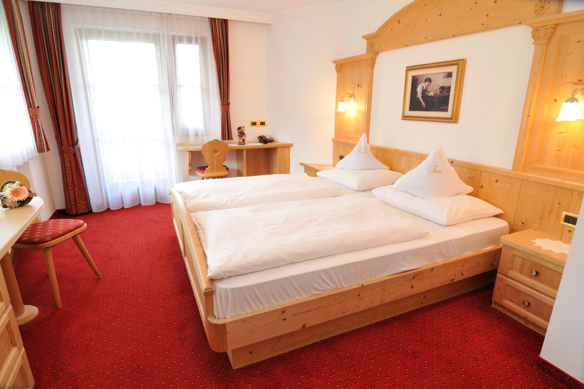 Garni Hotel Iris เซลวาดีวัลการ์เดนา ภายนอก รูปภาพ